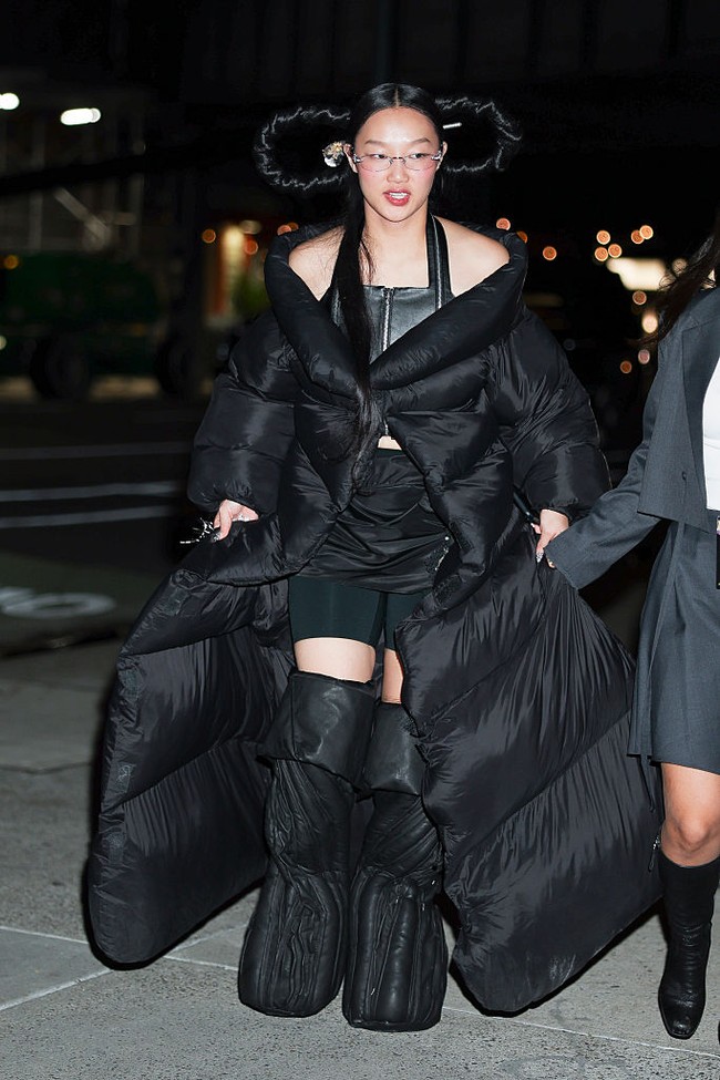 Audrey Nuna, pengisi vokal karakter Mira, lebih kental dengan nuansa edgy, nyentrik dan eksperimental. Sesekali, penyanyi berdarah Korea Selatan yang meniti karier di Amerika ini juga menyelipkan nuansa gothic pada penampilannya. Foto: GC Images/Aeon