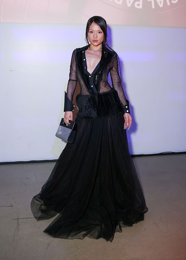 Rei Ami sebagai Zoe menghidupkan karakter yang diperankannya, yang khas dengan gaya girlie dan playful, namun tetap bold. Rapper 30 tahun ini senang menata rambutnya dengan cepol dua, kuncir dua, serta busana berhias renda, rok tutu, gaun mini aksen ruffle, hingga gaun midi berdetail peplum. Foto: Variety via Getty Images/Variety