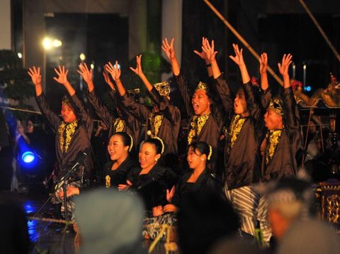Ilustrasi Pertunjukan kesenian Sandur Ilustrasi Pertunjukan kesenian Sandur