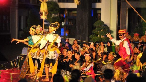 Ilustrasi Pertunjukan kesenian Sandur Ilustrasi Pertunjukan kesenian Sandur