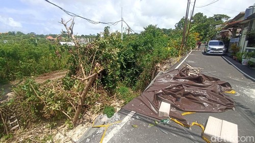 Kondisi jalan yang ambles di Perumahan Kori Nuansa Ungasan, Kuta Selatan.