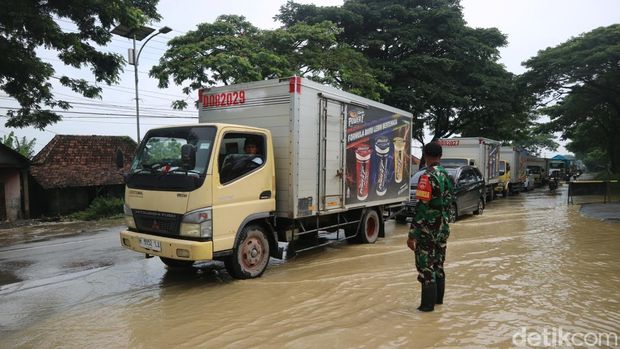 Jalan Pantura-Pati banjir Suasana pantura Pati - Rembang tepatnya Desa Ketitang Wetan Kecamatan Batangan, Pati, Kamis (11/12/2025).