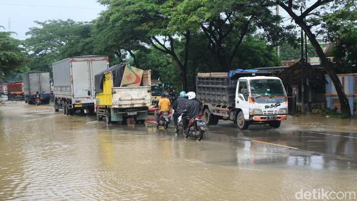 Lalu Lintas di Pantura Pati-Rembang Padat Merayap Imbas Banjir Pagi Ini