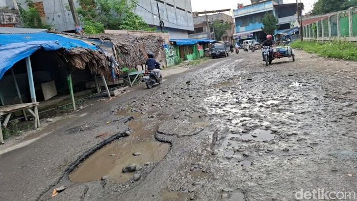 Warga Keluhkan Jalan Teladan Binjai Rusak Parah-Sering Tergenang Air