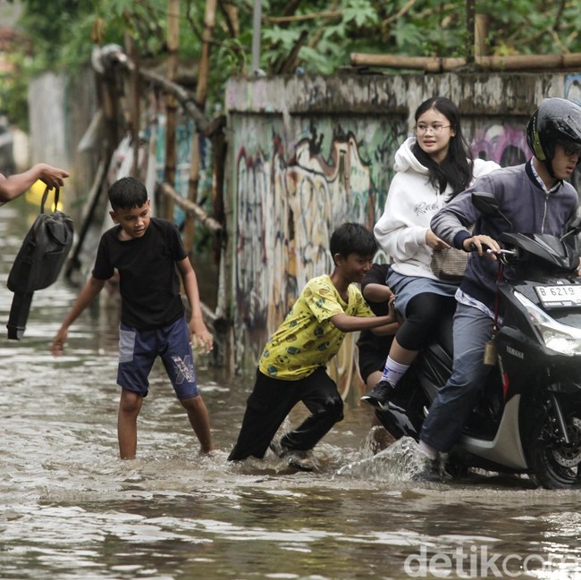 Jalanan di Pamulang Tangsel Banjir Usai Hujan Deras