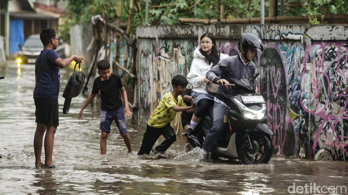 Banjir terjadi di Jl Kemuning III, Pamulang, Tangsel, Kamis (11/12/2025). Jalanan banjir usai hujan deras yang mengguyur.