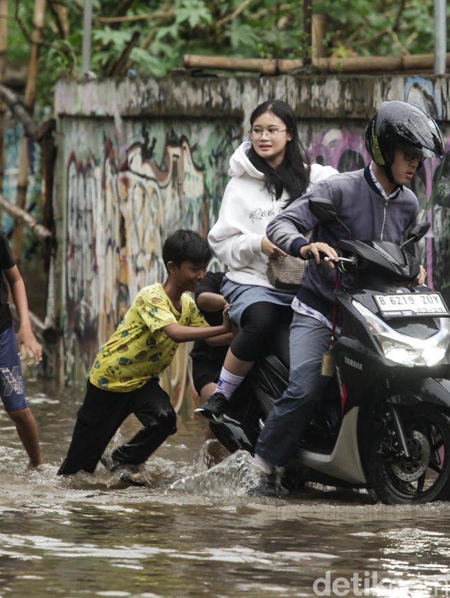 Jalanan di Pamulang Tangsel Banjir Usai Hujan Deras