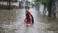 Banjir terjadi di Jl Kemuning III, Pamulang, Tangsel, Kamis (11/12/2025). Jalanan banjir usai hujan deras yang mengguyur. 