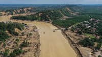 Kerusakan parah ini terjadi akibat derasnya arus banjir yang membawa material lumpur, kayu, dan bebatuan dari kawasan hulu. Namun, hingga saat ini jembatan belum dapat diperbaiki karena akses ke lokasi masih terbatas serta kondisi tanah di sekitar sungai belum stabil. ANTARA FOTO/Erlangga Bregas Prakoso