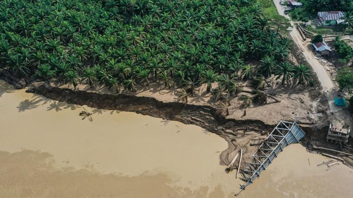 Foto udara jembatan Lubuk Sidup yang rusak akibat banjir bandang di Lubuk Sidup, Aceh Tamiyang, Aceh, Rabu (10/12/2025). Jembatan Lubuk Sidup yang menghubungkan Desa Lubuk Sidup dengan Desa Aras Sembilan masih terputus pascabanjir bandang di Aceh. ANTARA FOTO/Erlangga Bregas Prakoso