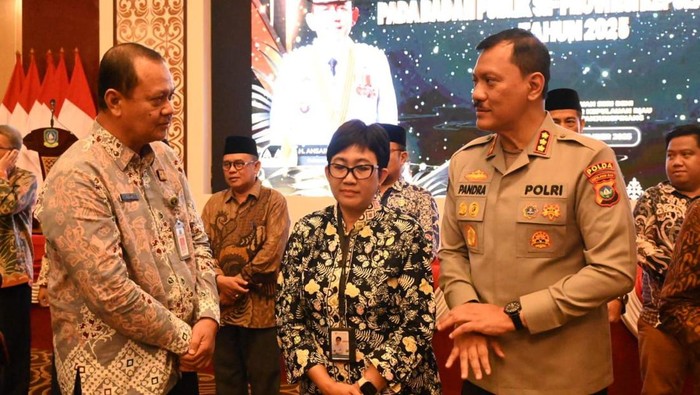 -Kabid Humas Polda Kepri, Kombes Zahwani Pandra Arsyad mewakili Kapolda Kepri menerima penghargaan dari KIP Kepri. (Dok Polda Kepri)