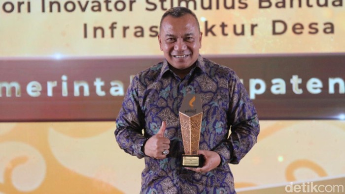 Kadiskominfo Kabupaten Bogor Bambang Widodo Tawekal saat menerima penghargaan detikJabar awards 2025.