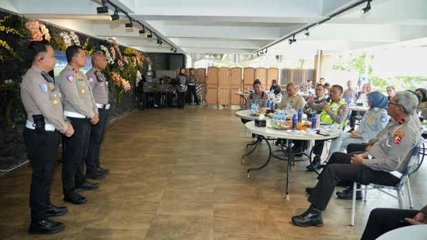 Kakorlantas Irjen Agus Suryonugroho meninjau jalur Puncak, Bogor untuk memastikan kesiapan Operasi Lilin 2025 dalam rangka Natal 2025 dan Tahun Baru 2026. (dok Korlantas)