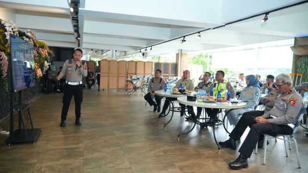 Kakorlantas Irjen Agus Suryonugroho meninjau jalur Puncak, Bogor untuk memastikan kesiapan Operasi Lilin 2025 dalam rangka Natal 2025 dan Tahun Baru 2026. (dok Korlantas) Kakorlantas Irjen Agus Suryonugroho meninjau jalur Puncak, Bogor untuk memastikan kesiapan Operasi Lilin 2025 dalam rangka Natal 2025 dan Tahun Baru 2026. (dok Korlantas)