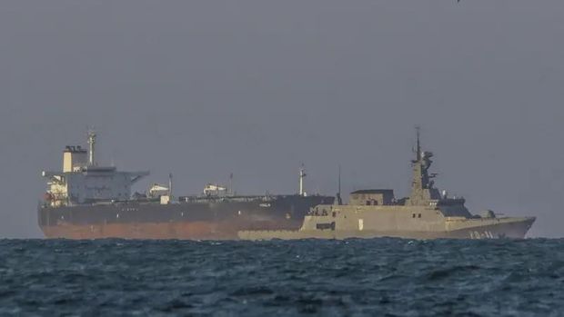 Kapal patroli Angkatan Laut Venezuela mengawal kapal tanker Yoselin, yang berbendera Panama, di dekat kilang minyak El Palito A Venezuelan navy patrol boat escorts Panamanian flagged crude oil tanker Yoselin near the El Palito refinery in Puerto Cabello, Venezuela on November 11, 2025. (AFP)