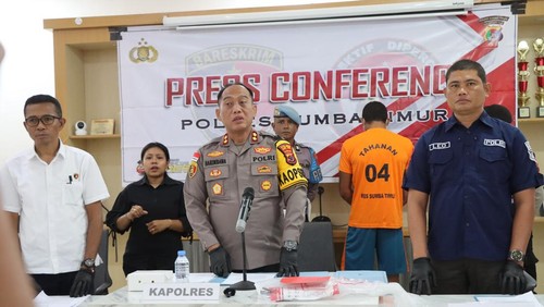 Kapolres Sumba Timur AKBP Gede Harimbawa menggelar konferensi pers kasus penganiayaan berat di tengah upacara adat di Sumba Timur, NTT, Kamis (11/12/2025).