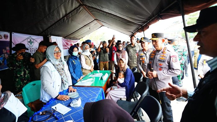 Kapolri Tinjau Posko Kesehatan dan Dapur Umum Pengungsian di Aceh Tengah