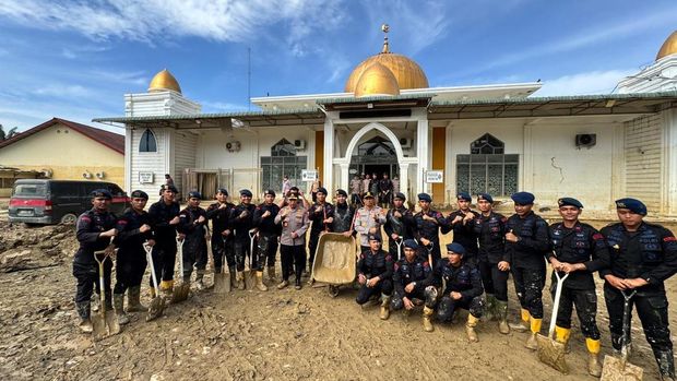 Kapolri meninjau proses pembersihan di  Masjid Syuhada, Aceh Tamiang