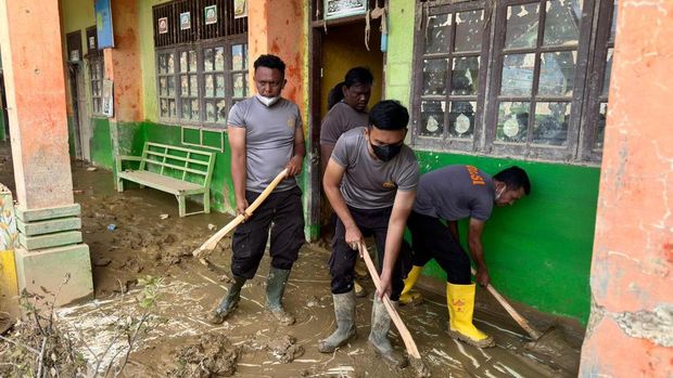 Kapolri meninjau proses pembersihan di SD 1 Karang Baru, Kabupaten Aceh Tamiang (Dok. Istimewa)