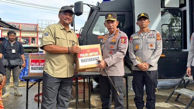 Kapolri saat meninjau posko pengungsian di Aceh Tamiang