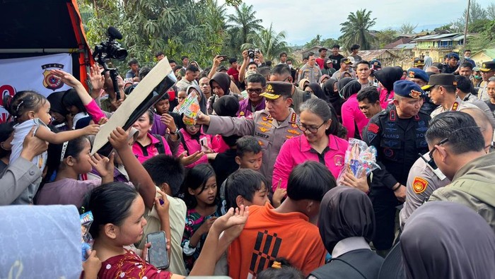 Kapolri Tinjau Pengungsian di Aceh Tamiang, Distribusikan Bantuan untuk Masyarakat