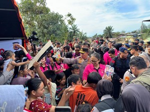 Kapolri Tinjau Pengungsian di Aceh Tamiang, Distribusikan Bantuan untuk Masyarakat
