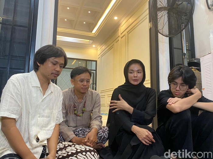 Karina Ranau Terharu Tahlilan Epy Kusnandar Banjir Doa dan Pelayat