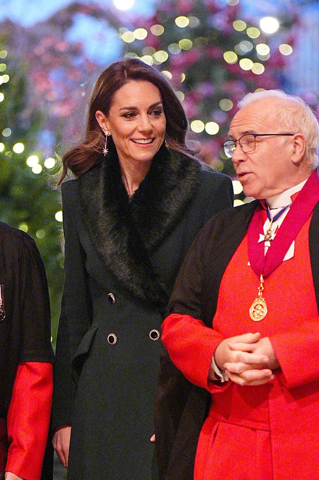 Sebelum keluarga tiba, Kate datang lebih awal sekitar pukul 16.00 untuk mengecek persiapan akhir serta menyapa para tamu dan deretan pengisi acara. Foto: dok. Getty Images