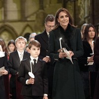 Area luar Abbey disulap menjadi winter wonderland, sementara bagian dalam dihiasi lampu peri dan bunga poinsettia yang menambah suasana magis. Dalam salah satu momen hangat, Kate terlihat duduk berdampingan dengan anak bungsunya, Pangeran Louis, yang tampak menggemaskan sepanjang acara. Foto: dok. Getty Images