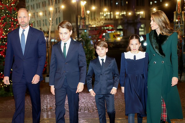 Saat menyambut ketiga anaknya, Kate terlihat lembut menyentuh bahu mereka sambil berjalan masuk. George dan Louis tampil rapi dalam setelan jas, sementara Charlotte tampak anggun seperti biasa. Foto: dok. Getty Images