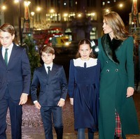 Saat menyambut ketiga anaknya, Kate terlihat lembut menyentuh bahu mereka sambil berjalan masuk. George dan Louis tampil rapi dalam setelan jas, sementara Charlotte tampak anggun seperti biasa. Foto: dok. Getty Images