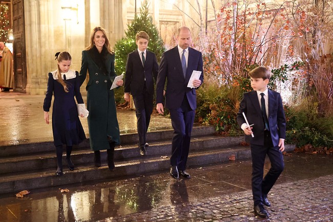 Untuk pertama kalinya sejak kemunculan publik terakhir di Trooping the Colour pada Juni lalu, keluarga Wales tampil lengkap. Pangeran George (12), Putri Charlotte (10), dan Pangeran Louis (7) hadir bersama Pangeran William, menambah nuansa hangat dalam acara tersebut. Foto: dok. Getty Images