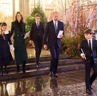 Untuk pertama kalinya sejak kemunculan publik terakhir di Trooping the Colour pada Juni lalu, keluarga Wales tampil lengkap. Pangeran George (12), Putri Charlotte (10), dan Pangeran Louis (7) hadir bersama Pangeran William, menambah nuansa hangat dalam acara tersebut. Foto: dok. Getty Images