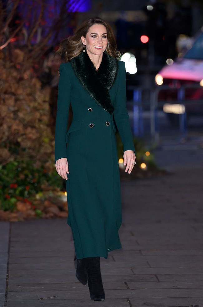 Kate sendiri memilih mengenakan coat dress hijau dengan aksen beludru hitam pada bagian kerah, busana klasik yang pernah ia pakai sebelumnya. Penampilannya dipadukan dengan sepatu bot hitam setinggi lutut, menciptakan kesan elegan namun tetap sederhana. Foto: dok. Getty Images