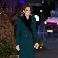 Kate sendiri memilih mengenakan coat dress hijau dengan aksen beludru hitam pada bagian kerah, busana klasik yang pernah ia pakai sebelumnya. Penampilannya dipadukan dengan sepatu bot hitam setinggi lutut, menciptakan kesan elegan namun tetap sederhana. Foto: dok. Getty Images