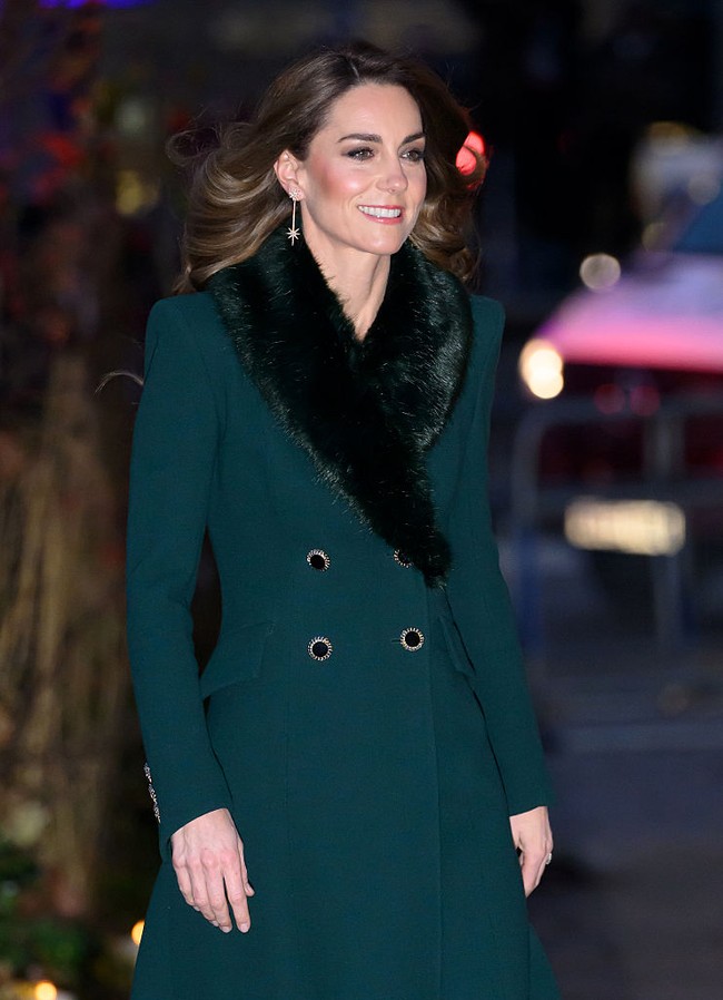 Ia juga mencuri perhatian dengan anting-anting panjang berbentuk bintang, rancangan Robinson Pelham, yang bernilai 11 ribu pound sterling atau sekitar Rp244 juta. Foto: dok. Getty Images