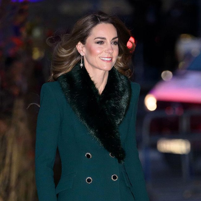Pesona Kate Middleton di Acara Christmas Carol, Anggun Pakai Baju Lama