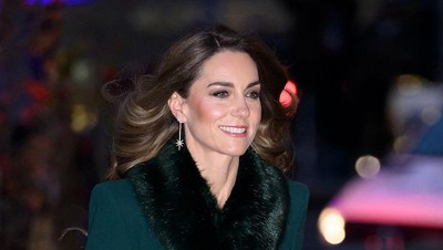 Pesona Kate Middleton di Acara Christmas Carol, Anggun Pakai Baju Lama