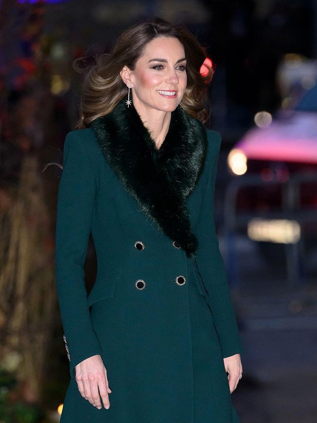 Pesona Kate Middleton di Acara Christmas Carol, Anggun Pakai Baju Lama