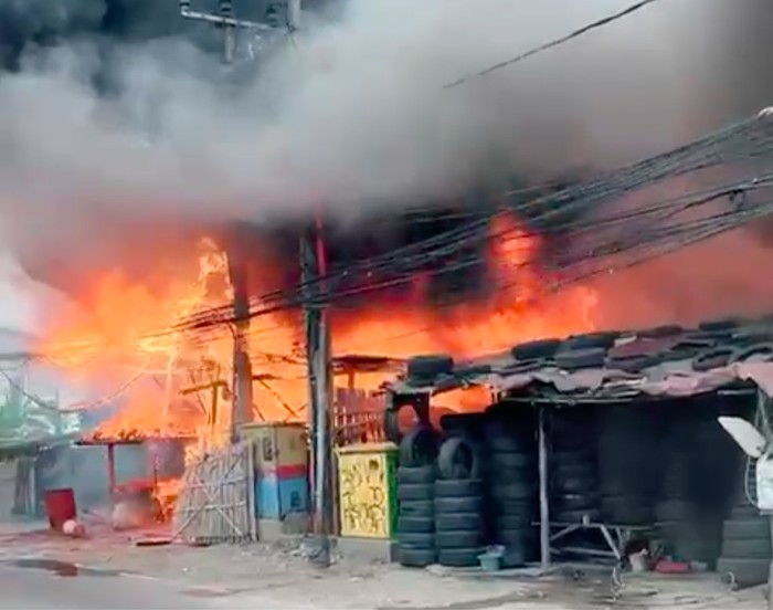 Gudang Alat Berat di Kalideres Kebakaran, Api Masih Berkobar