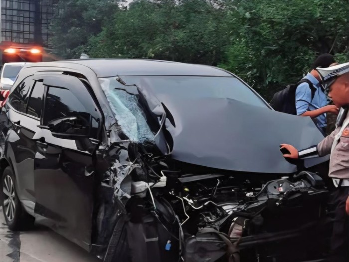 Kecelakaan Avanza Vs 2 Truk di Tol Jagorawi Berujung Rusak Parah