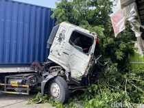 Detik-detik Ngeri Sopir Truk Tewas Tertabrak Trailer Saat Turun Periksa Roda