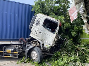 Detik-detik Ngeri Sopir Truk Tewas Tertabrak Trailer Saat Turun Periksa Roda
