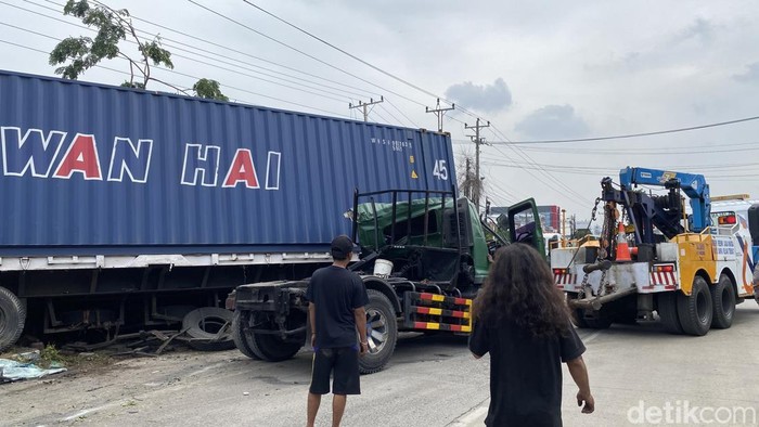 2 Truk Kecelakaan di Pantura Semarang, 1 Sopir Tewas