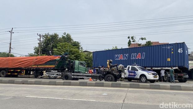 Kecelakaan truk trailer menabrak truk trailer di Jalan Semarang-Kendal, Kecamatan Tugu, Kota Semarang, Kamis (11/12/2025). Kecelakaan truk trailer menabrak truk trailer di Jalan Semarang-Kendal, Kecamatan Tugu, Kota Semarang, Kamis (11/12/2025).