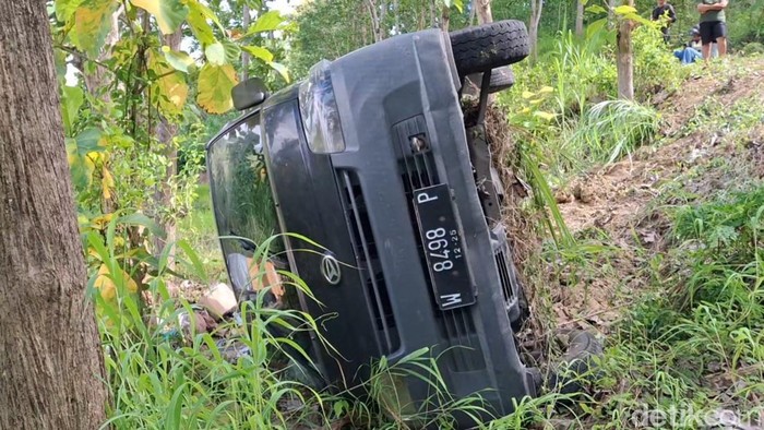 Pikap Terguling di Tulungagung, Satu Orang Tewas Tergencet Alat Bor Sumur