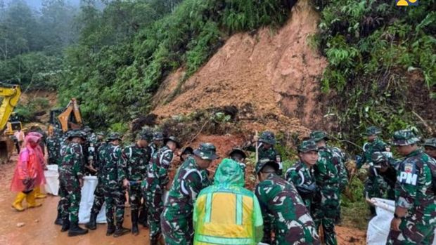 Kementerian Pekerjaan Umum (PU) mempercepat penanganan darurat pada infrastruktur yang terdampak banjir di Kabupaten Tapanuli Tengah dan Kota Sibolga, Provinsi Sumatera Utara. Kementerian Pekerjaan Umum (PU) mempercepat penanganan darurat pada infrastruktur yang terdampak banjir di Kabupaten Tapanuli Tengah dan Kota Sibolga, Provinsi Sumatera Utara.