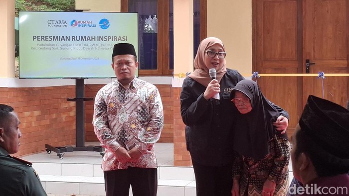 Ketua CT Arsa Foundation, Anita Ratnasari Tanjung di Padukuhan Guyangan Lor, Kalurahan Martelu, Kapanewon Gedangsari, Gunungkidul, Kamis (11/12/2025). Anita memberikan sambutan jelang peresmian Rumah Inspirasi.