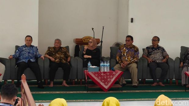 Ketua Yayasan CT Arsa Foundation Anita Ratnasari Tanjung dan Direktur Utama AirNav Indonesia Capt Avirianto Suratno di SMA Unggulan CT Arsa Foundation Sukoharjo, Kamis (11/12/2025). Ketua Yayasan CT Arsa Foundation Anita Ratnasari Tanjung dan Direktur Utama AirNav Indonesia Capt Avirianto Suratno di SMA Unggulan CT Arsa Foundation Sukoharjo, Kamis (11/12/2025).