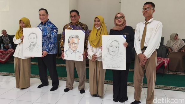 Ketua Yayasan CT Arsa Foundation Anita Ratnasari Tanjung dan Direktur Utama AirNav Indonesia Capt Avirianto Suratno di SMA Unggulan CT Arsa Foundation Sukoharjo, Kamis (11/12/2025). Ketua Yayasan CT Arsa Foundation Anita Ratnasari Tanjung dan Direktur Utama AirNav Indonesia Capt Avirianto Suratno di SMA Unggulan CT Arsa Foundation Sukoharjo, Kamis (11/12/2025).